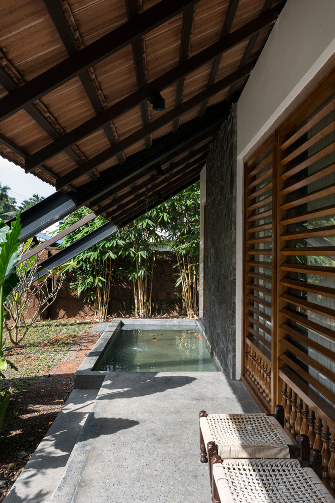 Ngói bản địa được sử dụng để lợp mái và khung thép để hỗ trợ kết cấu.