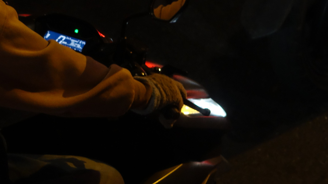 Dù vậy, với những người không chịu được lạnh tốt phải trang bị thêm bao tay, áo khoác khi đi đường vào sáng sớm. Ảnh: HẢI NGUYÊN Dù vậy, với những người không chịu được lạnh tốt phải trang bị thêm bao tay, áo khoác khi đi đường vào sáng sớm. Ảnh: HẢI NGUYÊN