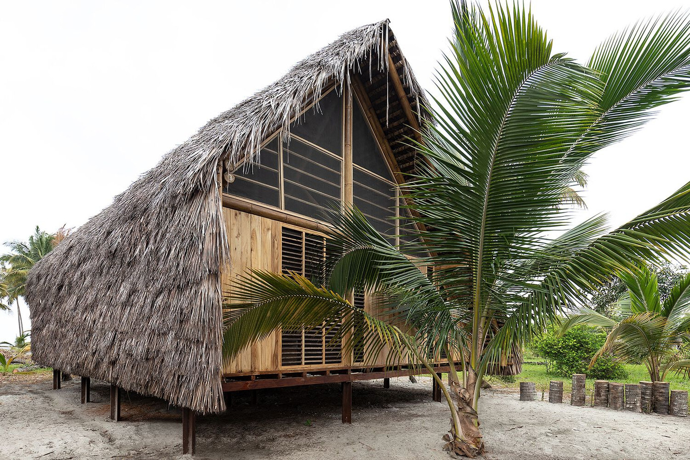 Ngôi nhà này có thể phục vụ nhu cầu sinh hoạt của 8 người. Nó được lý tưởng hóa như một sàn được nâng lên trên cọc, để ứng phó với lũ lụt có thể xảy ra và tăng độ bền của công trình. Ngôi nhà này có thể phục vụ nhu cầu sinh hoạt của 8 người. Nó được lý tưởng hóa như một sàn được nâng lên trên cọc, để ứng phó với lũ lụt có thể xảy ra và tăng độ bền của công trình.