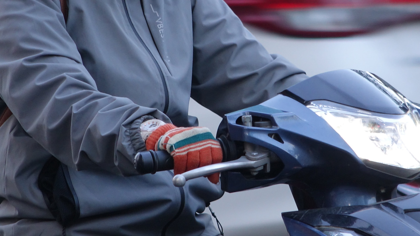 Theo Đài Khí tượng Thủy văn khu vực Nam bộ, khu vực Nam Bộ và TP HCM chịu tác động của áp cao lạnh lục địa từ phía Bắc khuếch tán xuống phía Nam. Nếu cường độ áp cao này mạnh sẽ tác động vào làm cho thời tiết Nam Bộ giảm nhiệt độ. Nhất là vào sáng sớm, nhiệt độ giảm xuống khá thấp. Đây là kiểu thời tiết thường xuyên diễn ra ở Nam bộ trong thời điểm cuối năm. Mỗi đợt sẽ kéo dài 3 - 4 ngày, sau đó nhiệt độ tăng lên, rồi lại có đợt không khí lạnh khác tăng cường, nhiệt độ lại giảm và kéo dài đến qua tết Nguyên Đán 2024. Theo Đài Khí tượng Thủy văn khu vực Nam bộ, khu vực Nam Bộ và TP HCM chịu tác động của áp cao lạnh lục địa từ phía Bắc khuếch tán xuống phía Nam. Nếu cường độ áp cao này mạnh sẽ tác động vào làm cho thời tiết Nam Bộ giảm nhiệt độ. Nhất là vào sáng sớm, nhiệt độ giảm xuống khá thấp. Đây là kiểu thời tiết thường xuyên diễn ra ở Nam bộ trong thời điểm cuối năm. Mỗi đợt sẽ kéo dài 3 - 4 ngày, sau đó nhiệt độ tăng lên, rồi lại có đợt không khí lạnh khác tăng cường, nhiệt độ lại giảm và kéo dài đến qua tết Nguyên Đán 2024.