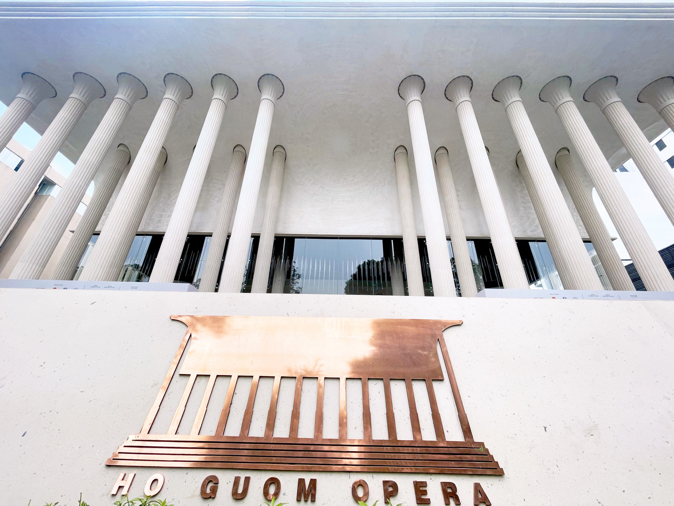 Kiến trúc ấn tượng của Nhà hát Hồ Gươm. (Ảnh: Lộc Liên)