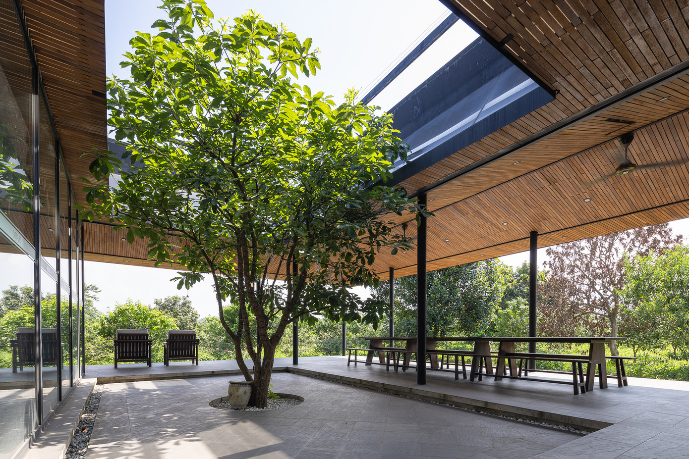 Sân trong có mái che có thể thu vào để che mưa hoặc nắng, phục vụ cho cả việc thu hoạch nông sản, rau màu những ngày thời tiết khắc nghiệt.