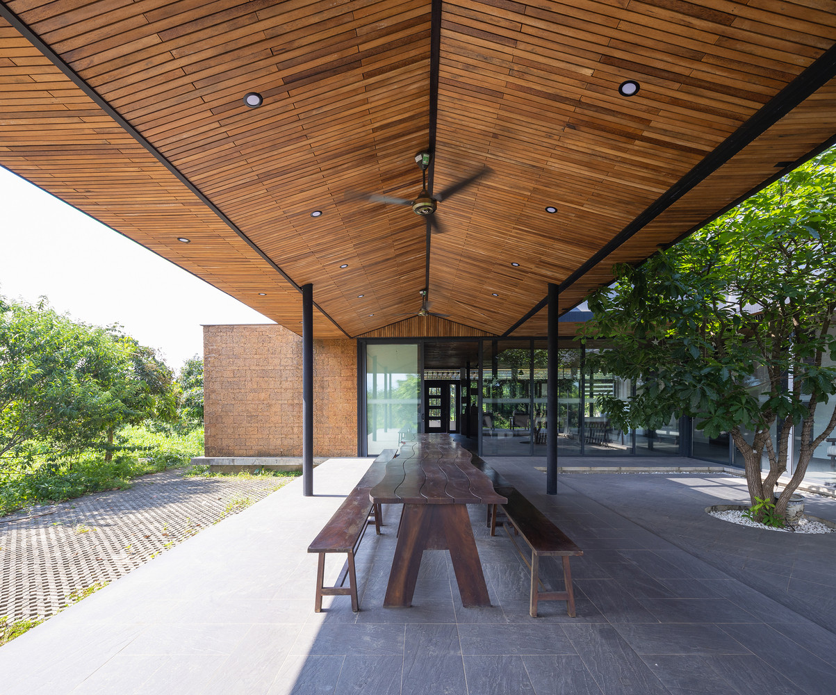 Ngôi nhà sử dụng toàn bộ cửa bằng kính để lấy ánh sáng tự nhiên cho ngôi nhà cũng như để tầm nhìn ra khu vườn xanh mát không bị giới hạn.