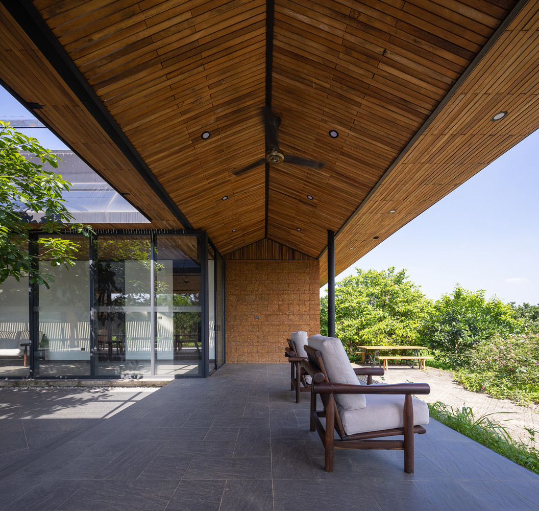 Phần mái là một khối vuông lớn lợp tôn. Để giảm bức xạ nhiệt cho ngôi nhà vào những ngày nóng bức cũng như giữ ấm trong những ngày mùa đông lạnh giá, kiến trúc sư đã dùng các thanh tre và gỗ để trần mặt dưới của mái.