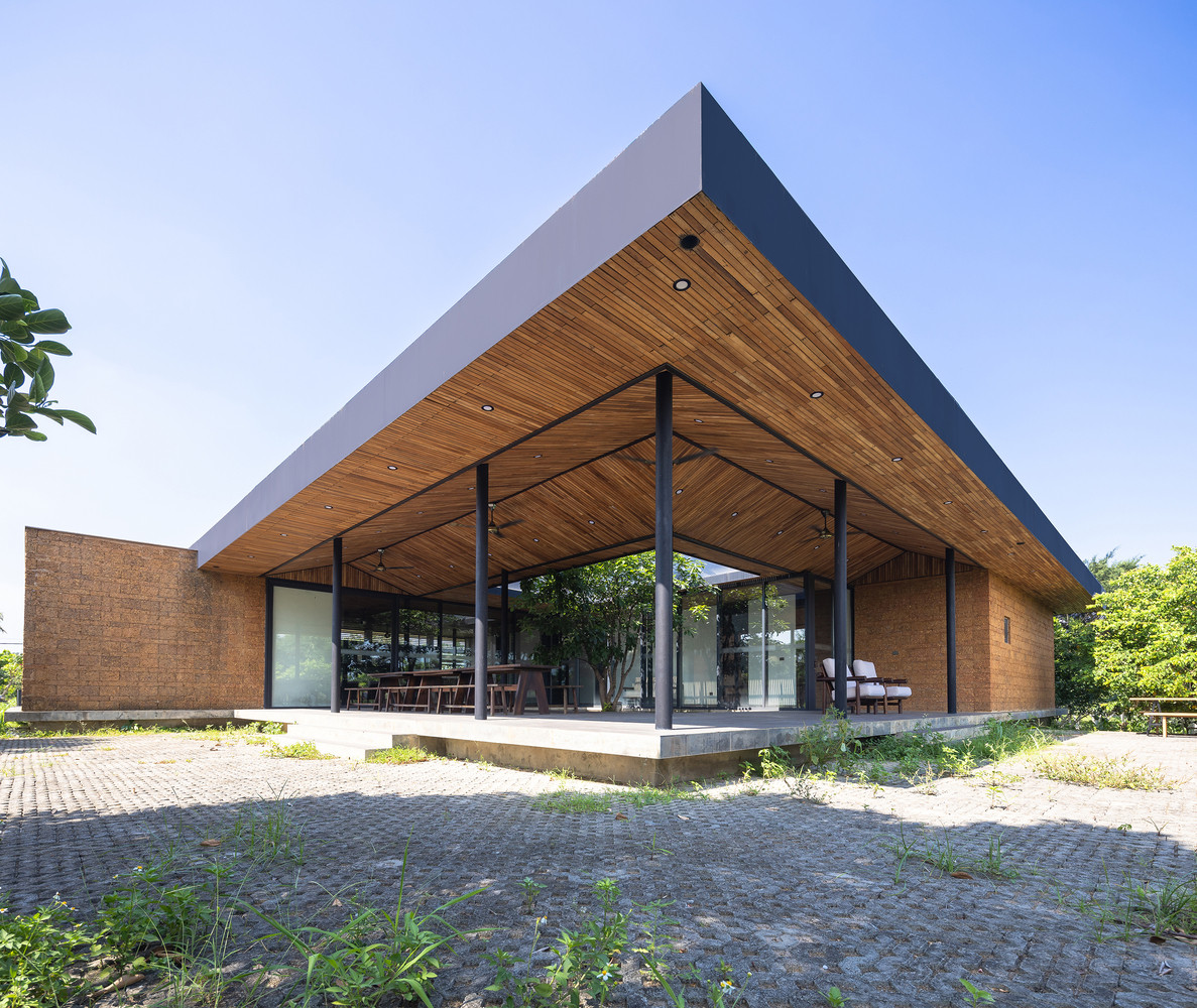 Với mẫu nhà này, phần mái hiên được thiết kế rộng rãi để vừa làm nơi cho gia đình sinh hoạt vừa làm nơi gặp gỡ, trò chuyện với hàng xóm hay tổ chức cỗ, tiệc mỗi dịp lễ, Tết.