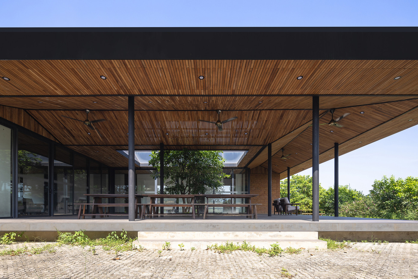 Đây là một mẫu nhà cấp 4 được thiết kế cho vùng nông thôn ở Việt Nam, tích hợp các hoạt động nông nghiệp bền vững cùng với xu hướng sống gần gũi với thiên nhiên xanh – sạch.