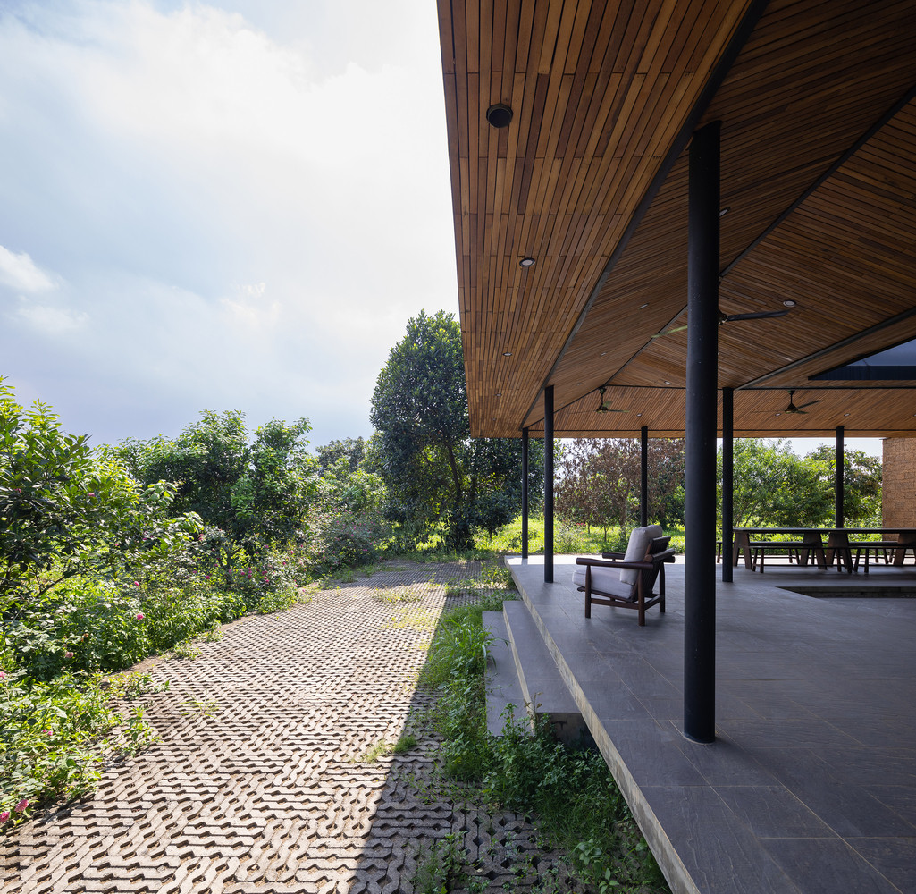 Với mẫu nhà này, phần mái hiên được thiết kế rộng rãi để vừa làm nơi cho gia đình sinh hoạt vừa làm nơi gặp gỡ, trò chuyện với hàng xóm hay tổ chức cỗ, tiệc mỗi dịp lễ, Tết.