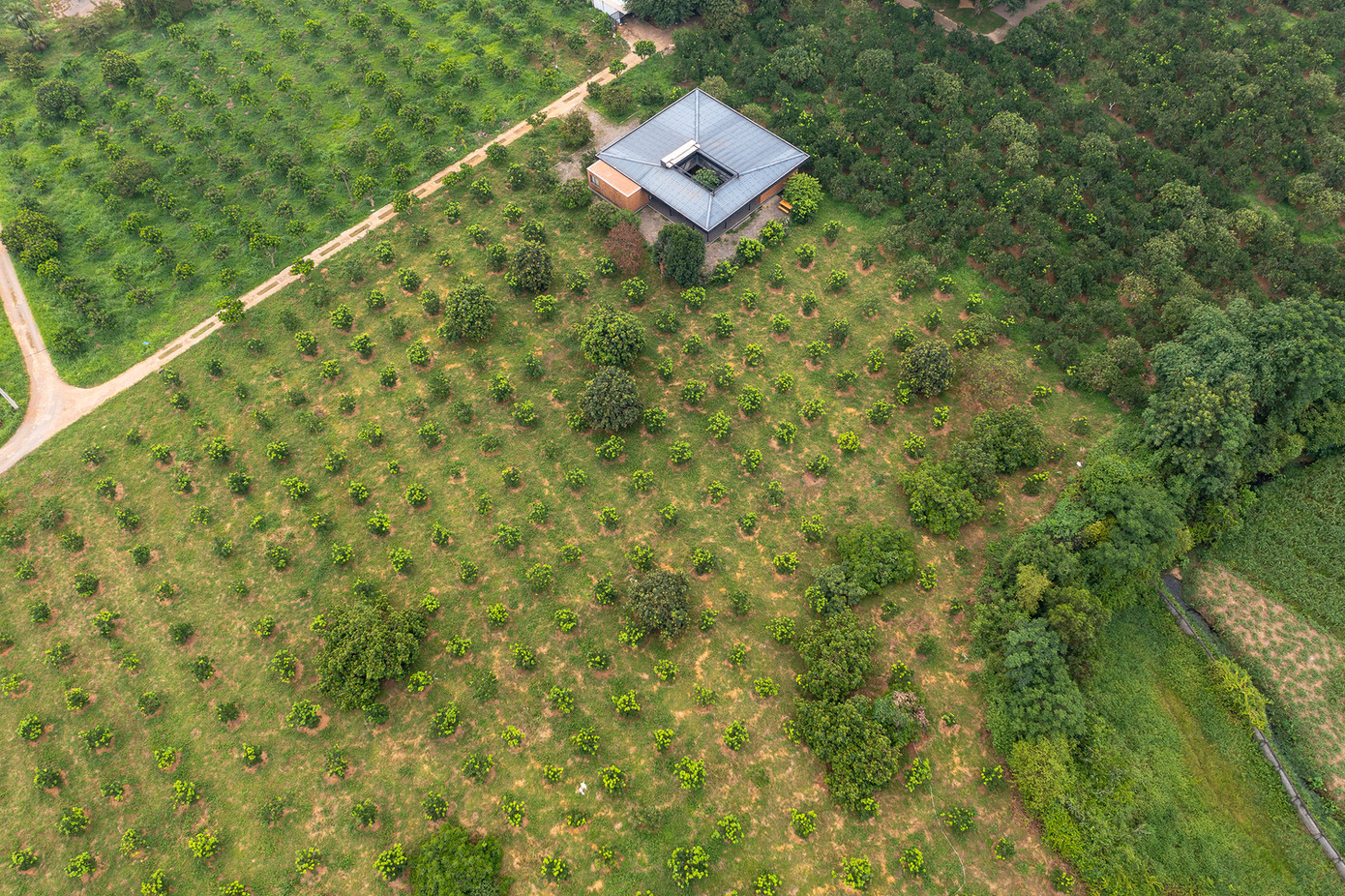 Đây là một mẫu nhà cấp 4 được thiết kế cho vùng nông thôn ở Việt Nam, tích hợp các hoạt động nông nghiệp bền vững cùng với xu hướng sống gần gũi với thiên nhiên xanh – sạch.