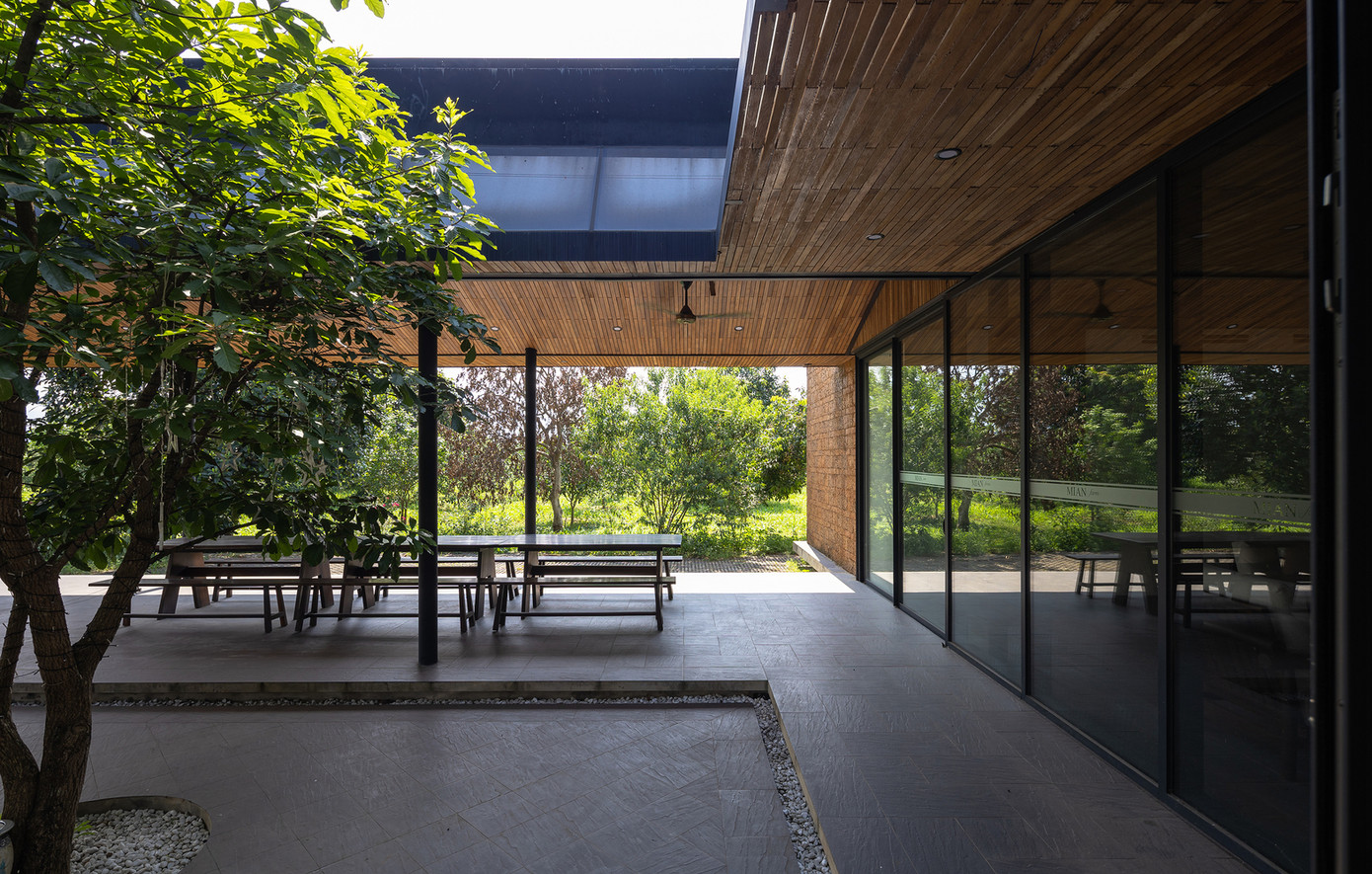 Để giảm thiểu chi phí xây dựng, kiến trúc sư thiết kế khung của ngôi nhà là các cột thép tròn đỡ mái, trong khi các phòng được bố trí linh hoạt trong không gian bên dưới.