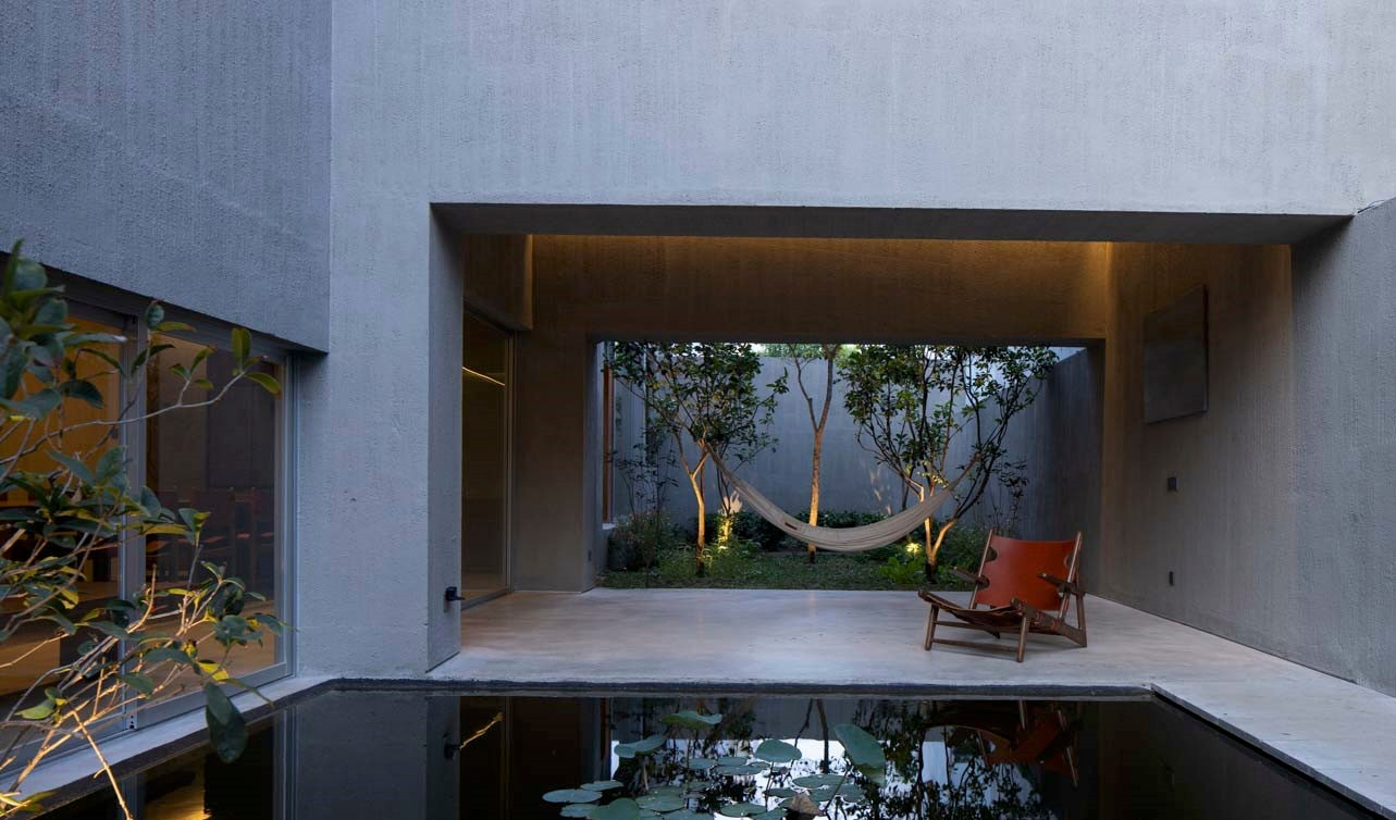 Phòng ăn có tầm nhìn ra bể cá và sân vườn giúp không gian luôn được mát mẻ.