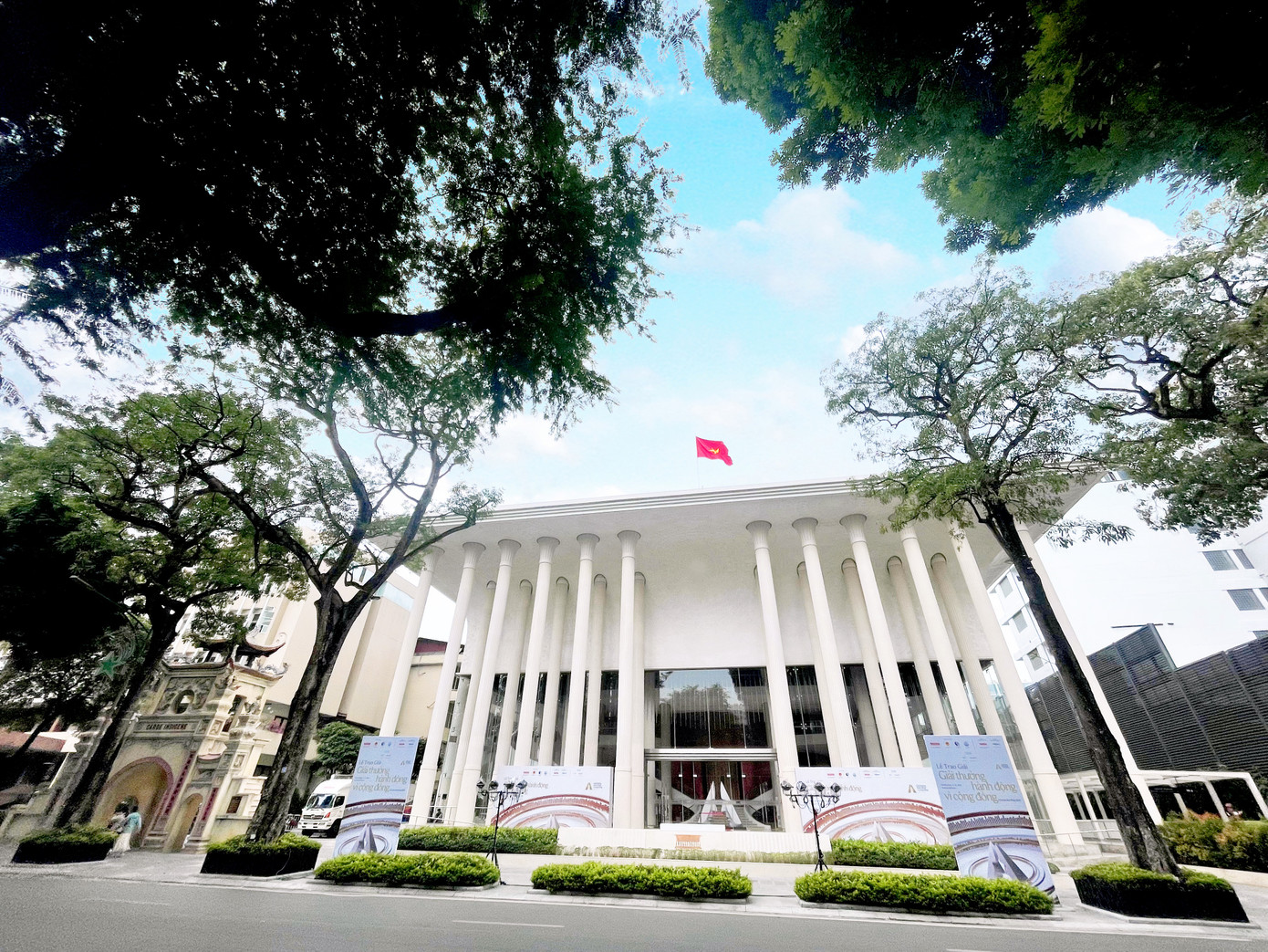 Nhà hát Hồ Gươm tọa lạc ở phố Hàng Bài, Hoàn Kiếm, Hà Nội. Công trình được Bộ Công an và UBND thành phố Hà Nội đầu tư xây dựng và khánh thành ngày 9/7/2023. (Ảnh: Lộc Liên)