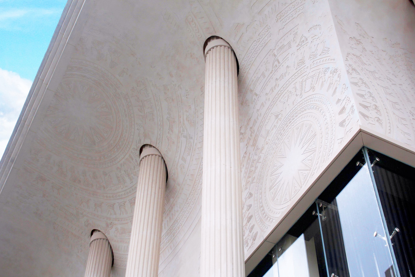 Điểm nhấn của Nhà hát là thiết kế kiến trúc châu Âu với 52 cột đá, mỗi cột cao 18m, được nhập khẩu từ Tây Ban Nha. Ngoài ra, nhiều chi tiết bên trong được khắc họa tinh xảo như trần nhà với họa tiết trống đồng Đông Sơn, hoa văn chim hạc, nhạc cụ dân tộc, rùa vàng trao kiếm...