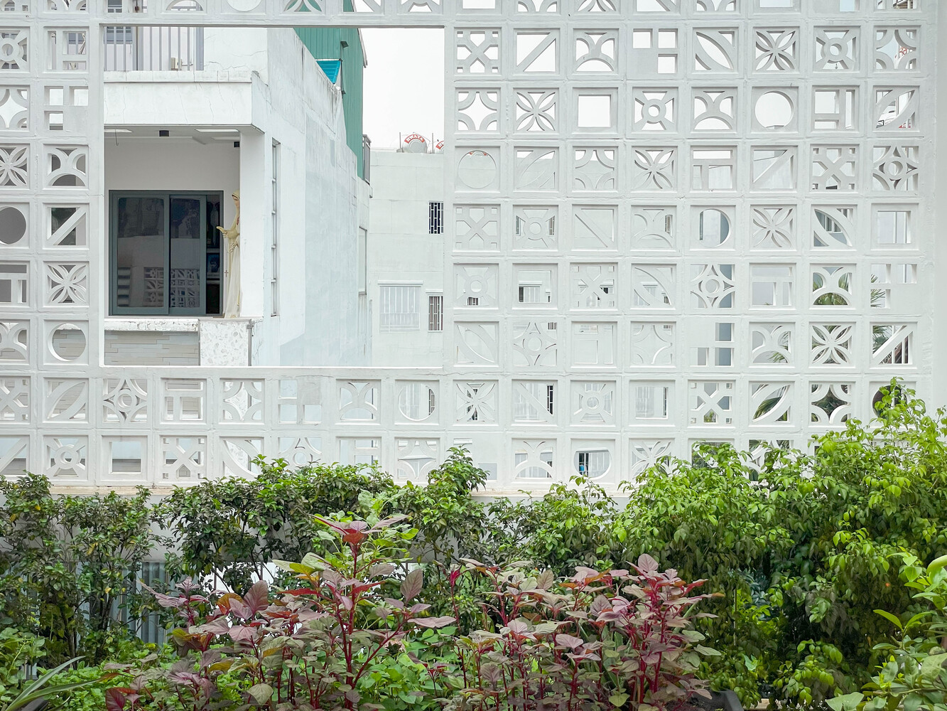 Mặt trước của tòa nhà được sử dụng vật liệu địa phương như đá sa thạch, gỗ tự nhiên và đặc biệt là cây treo.