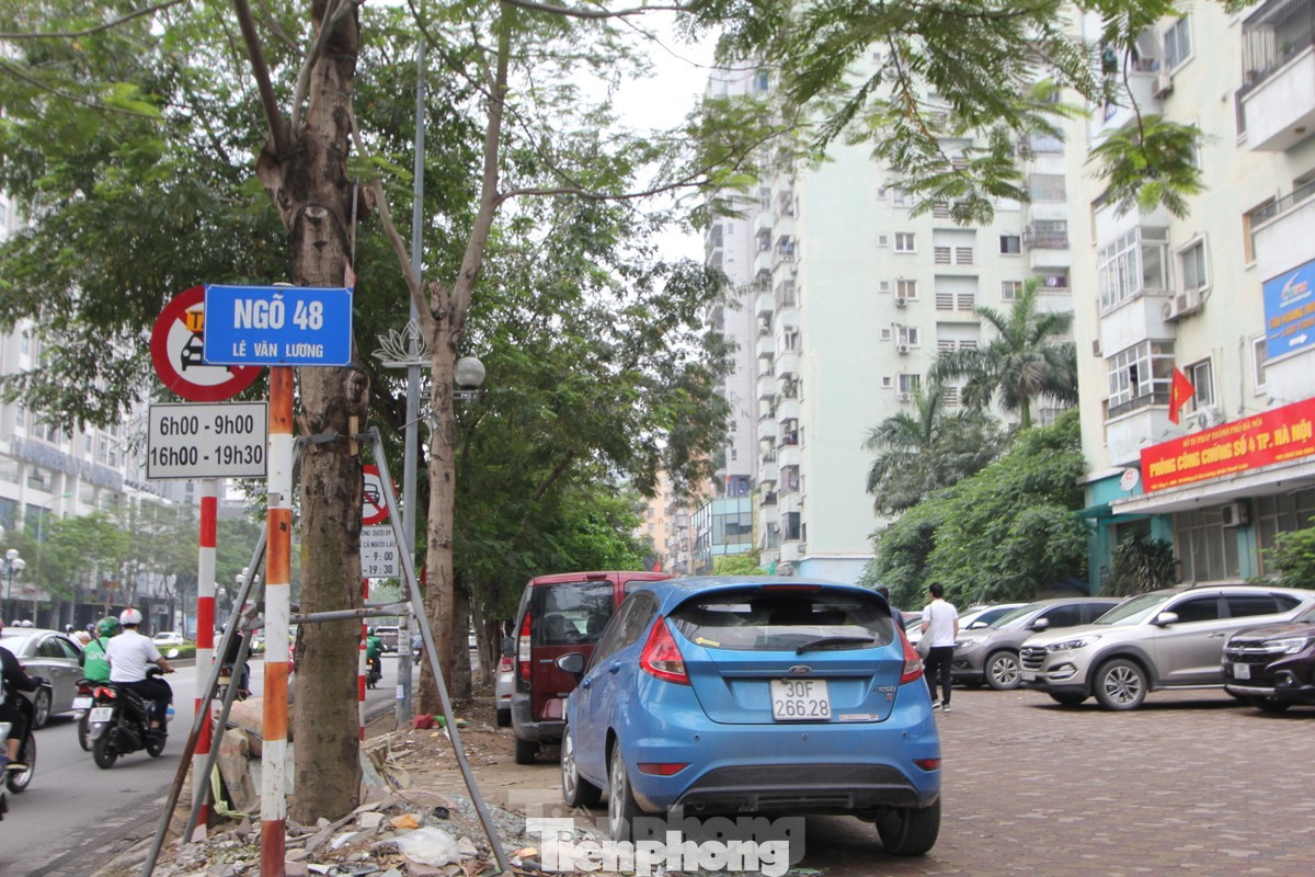 Nhiều năm qua, tuyến đường Lê Văn Lương thường xuyên là điểm nóng về ùn tắc giao thông do mật độ xây dựng quá cao với 2km mà "cõng" tới 40 tòa cao ốc. (Ảnh: Lập Đông)