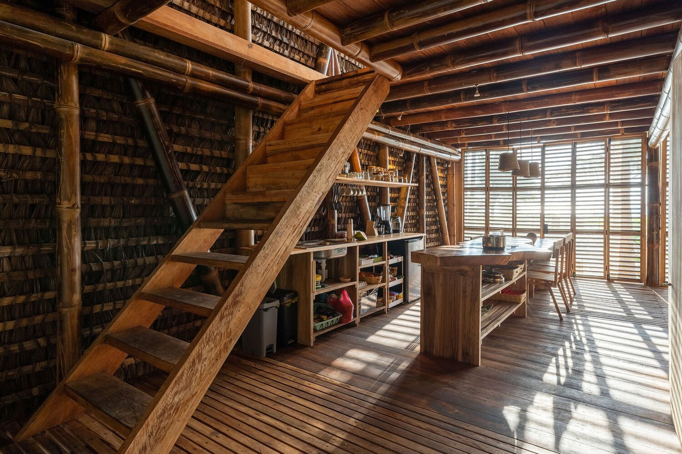 Tận dụng độ dốc của mái nhà, các kiến trúc sư tạo ra một tầng lửng để cơi nới thêm khu vực phòng ngủ áp mái. Tận dụng độ dốc của mái nhà, các kiến trúc sư tạo ra một tầng lửng để cơi nới thêm khu vực phòng ngủ áp mái.