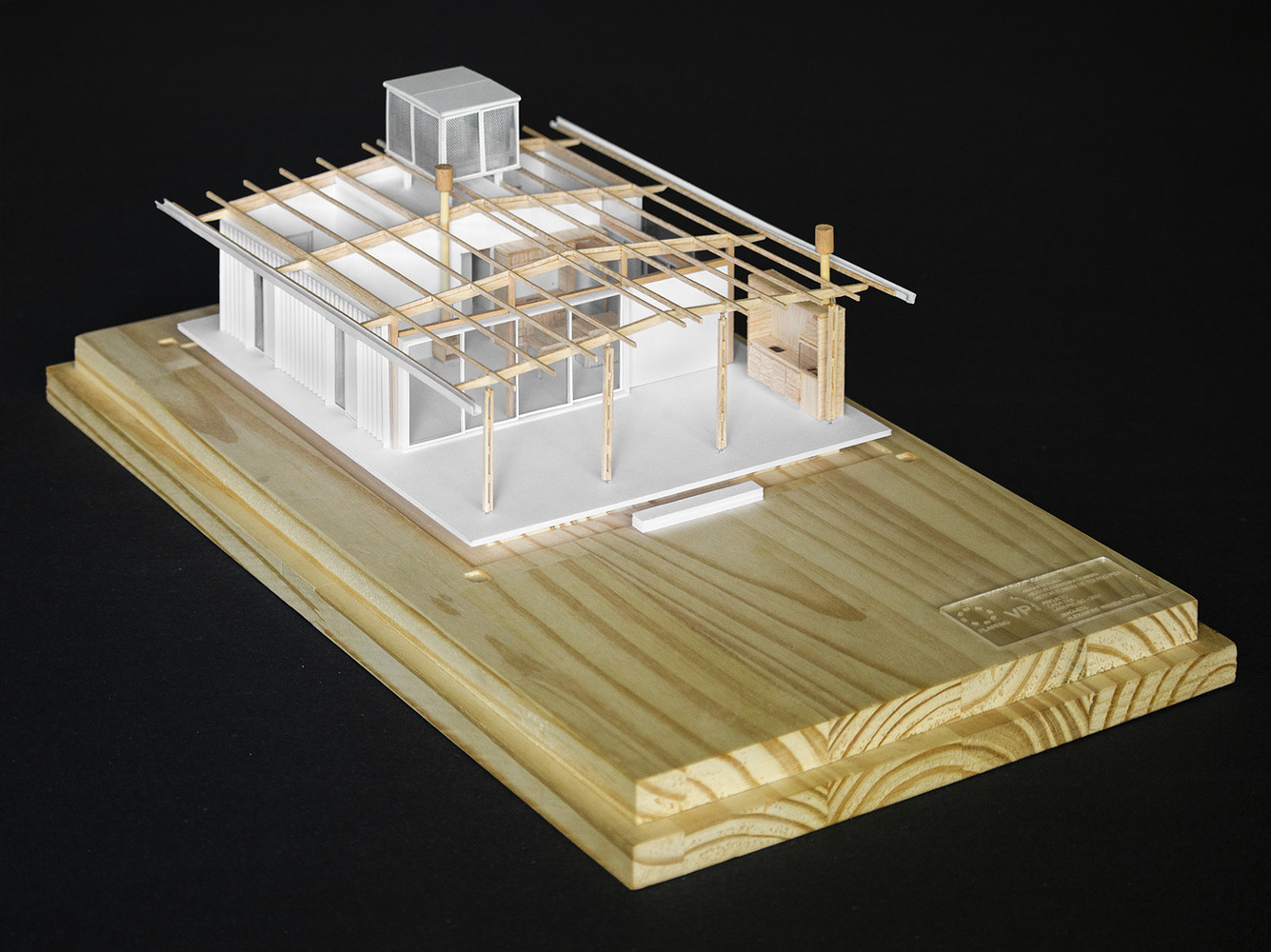 Dựa trên mong muốn của gia chủ cũng như để đối phó với khí hậu mưa và ẩm ướt, đội ngũ thiết kế quyết định tạo ra một nền bê tông cao nửa mét trên mặt đất. Dựa trên mong muốn của gia chủ cũng như để đối phó với khí hậu mưa và ẩm ướt, đội ngũ thiết kế quyết định tạo ra một nền bê tông cao nửa mét trên mặt đất.