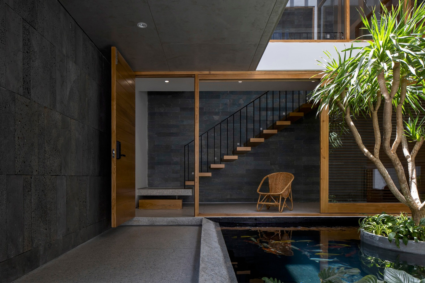 Hành lang, sân vườn với nhiều cây xanh giúp thanh lọc không khí, mang lại cảm giác bình yên, thoải mái cho gia đình.