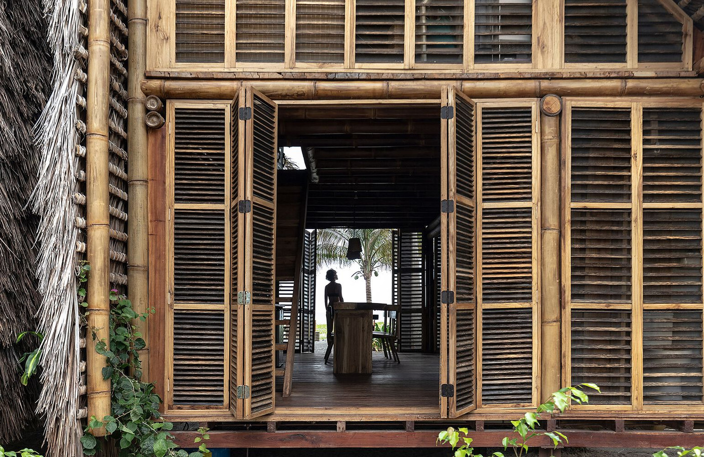 Hệ thống vách ngăn có khả năng chống chịu thời tiết và độ ẩm rất tốt, có nhiệm vụ đóng cửa nhà vào ban đêm. Hệ thống vách ngăn có khả năng chống chịu thời tiết và độ ẩm rất tốt, có nhiệm vụ đóng cửa nhà vào ban đêm.