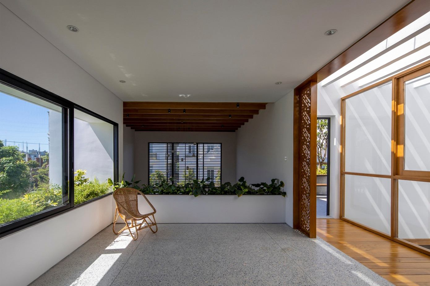 Đây được coi là một trong những công trình kết hợp hài hòa giữa không gian sống và khu vực làm việc, vừa mang lại hiệu quả công việc, vừa không làm mất đi chức năng gắn kết, tạo sự thoải mái, thuận tiện cho sinh hoạt gia đình.