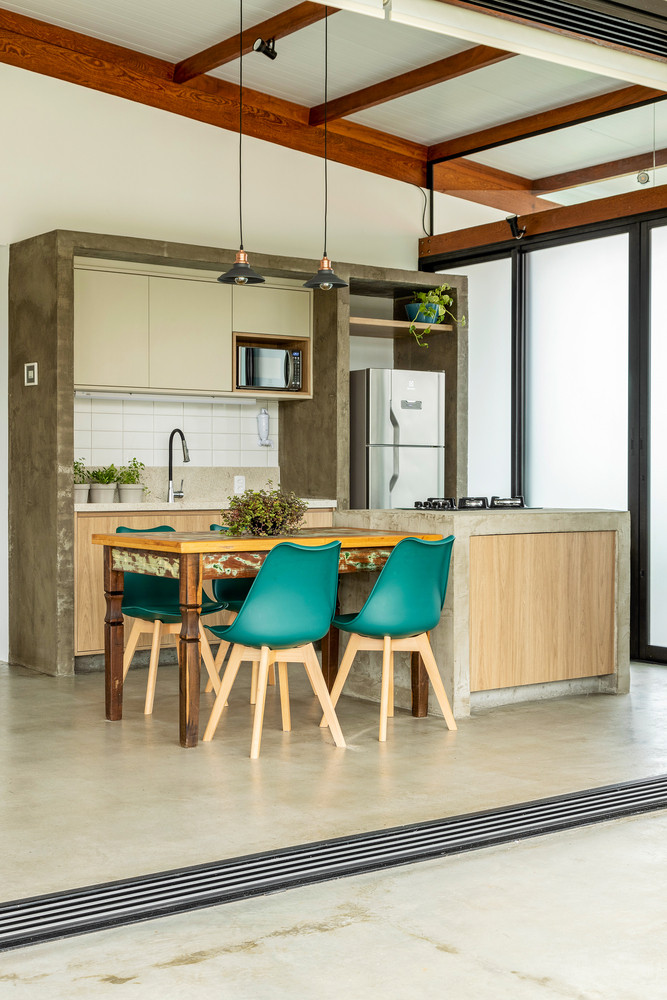 Khu vực bếp và phòng khách chiếm vị trí trung tâm của ngôi nhà. Khu vực bếp và phòng khách chiếm vị trí trung tâm của ngôi nhà.