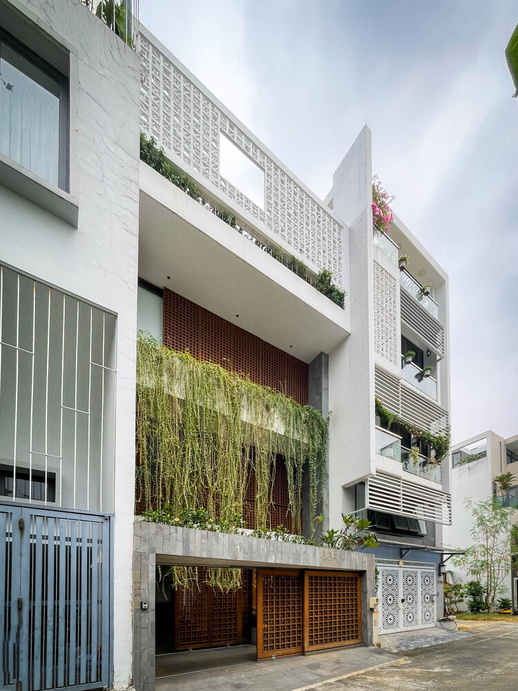 Nhóm thiết kế đề xuất giải pháp kéo lùi không gian phía trước theo tầng, với nguyên tắc tầng trên cao hơn tầng dưới khoảng 2,5m.