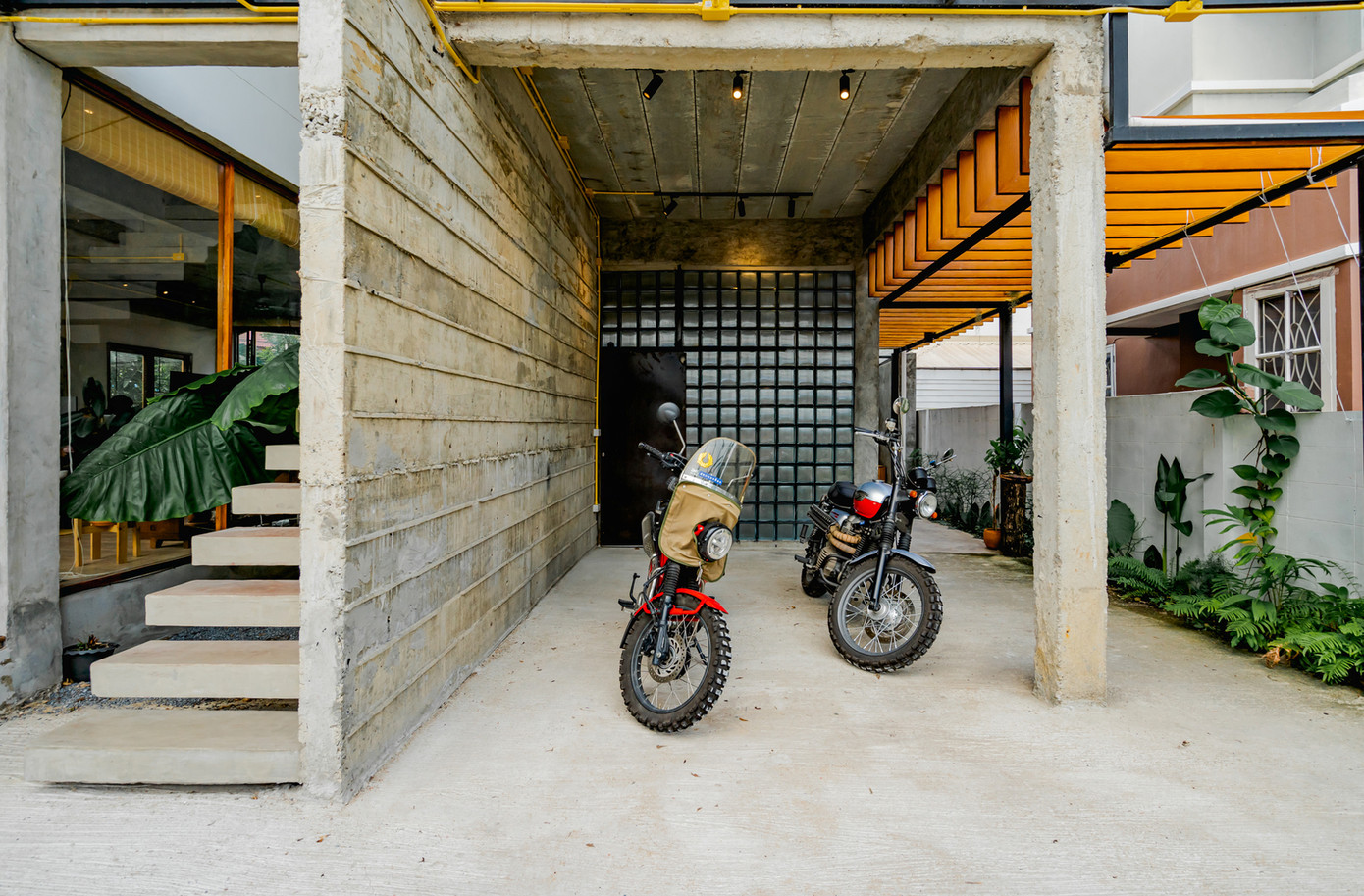 Sau khi tháo ván khuôn, cầu thang không hề được gia công thêm bất cứ chi tiết nào để bảo đảm vẻ đẹp mộc mạc và tự nhiên của nó.