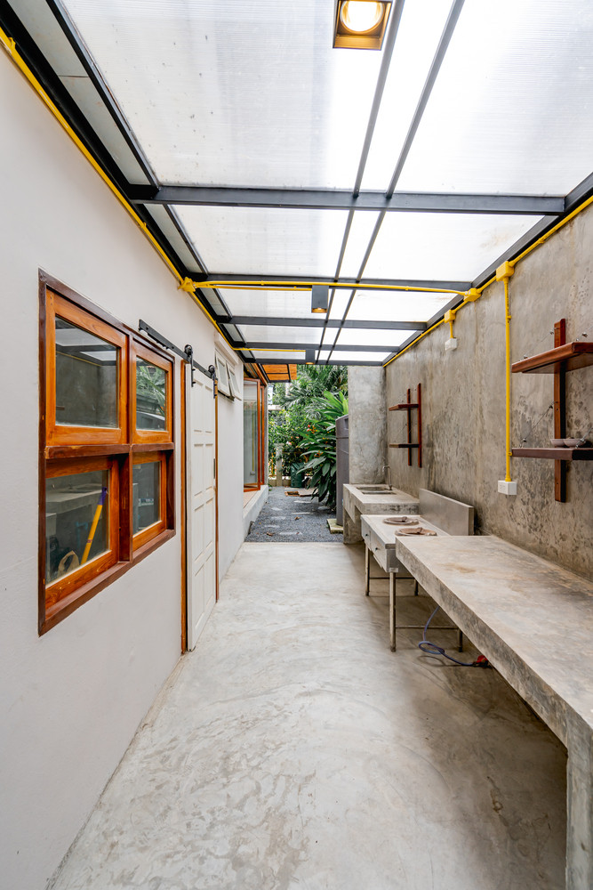 Các khung cửa ra vào và khung cửa sổ được làm bằng cách tái chế gỗ tếch cũ bởi lẽ loại gỗ tếch già có khả năng chống ẩm và phù hợp với thời tiết nắng mưa thất thường.