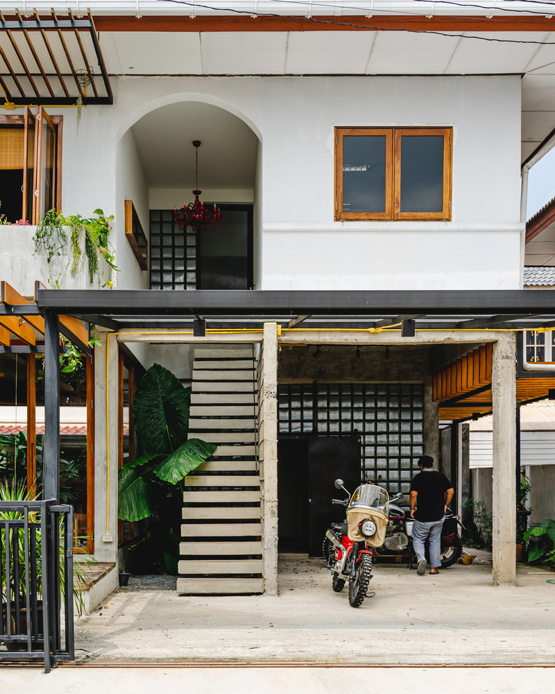 Cầu thang là điểm nhấn của ngôi nhà nên được đúc từ bê tông nguyên khối dựa vào tường.