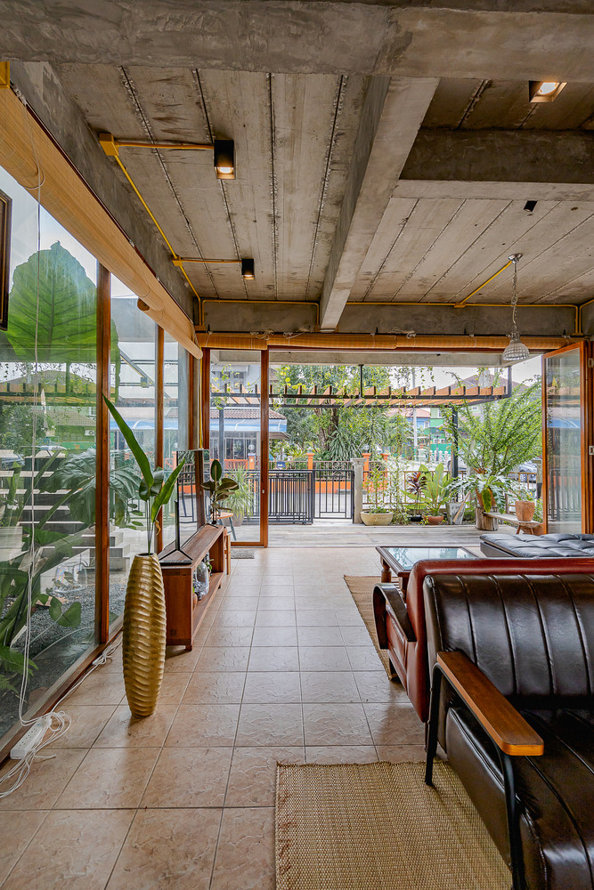 Các bức tường thô cứng được thay thế bằng những tấm kính cách nhiệt trong suốt, giúp không gian luôn tràn ngập ánh sáng tự nhiên.