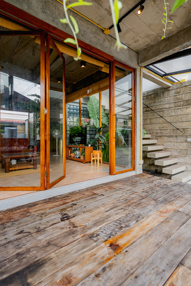 Các khung cửa ra vào và khung cửa sổ được làm bằng cách tái chế gỗ tếch cũ bởi lẽ loại gỗ tếch già có khả năng chống ẩm và phù hợp với thời tiết nắng mưa thất thường.