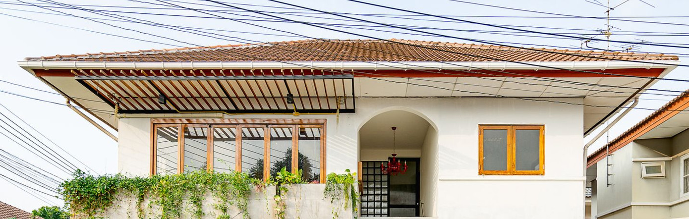 Phần mái ngói kiểu Nhật giúp hạn chế tình trạng nắng, mưa hắt ngược vào nhà, đồng thời tạo nên những hình khối riêng biệt, tạo điểm nhấn cho ngôi nhà.