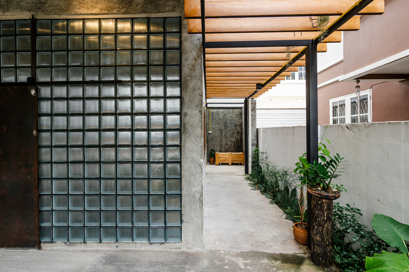 Sự kết hợp giữa vật liệu thô mộc và cây xanh khiến góc nào của ngôi nhà cũng trở nên thơ mộng và ấn tượng. Kiến trúc sư cho biết với cách cải tạo này, ngôi nhà trở nên tiện nghi, đẹp mắt mà còn tiết kiệm được chi phí khá đáng kể.