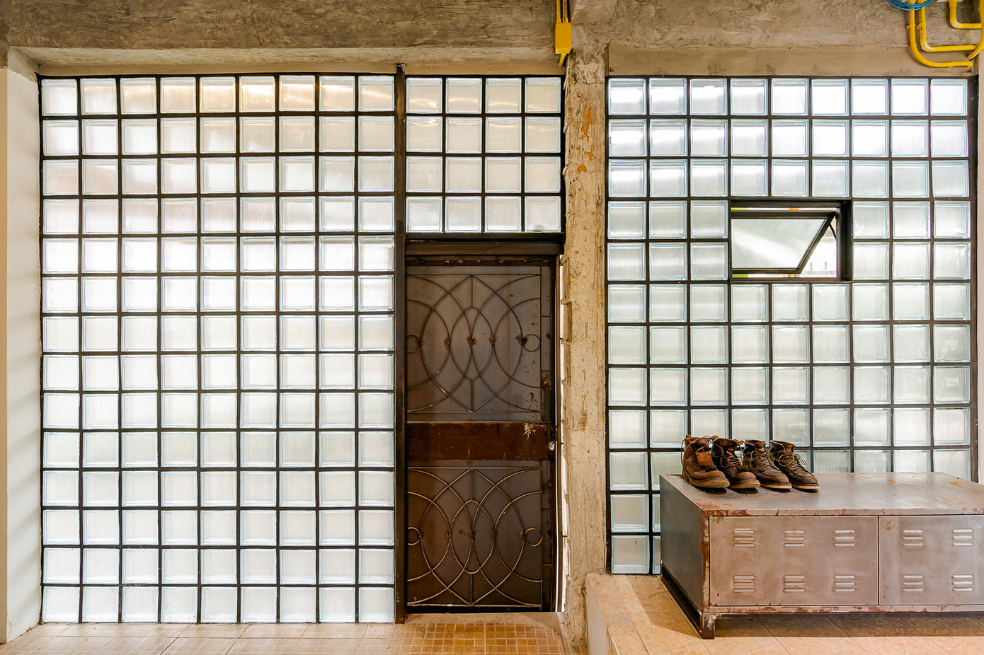 Trong quá trình xây dựng, kiến trúc sư lựa chọn vật liệu thô để rút ngắn thời gian thi công cũng như mang đến một ngôi nhà có vẻ đẹp thuần khiết từ vật liệu.