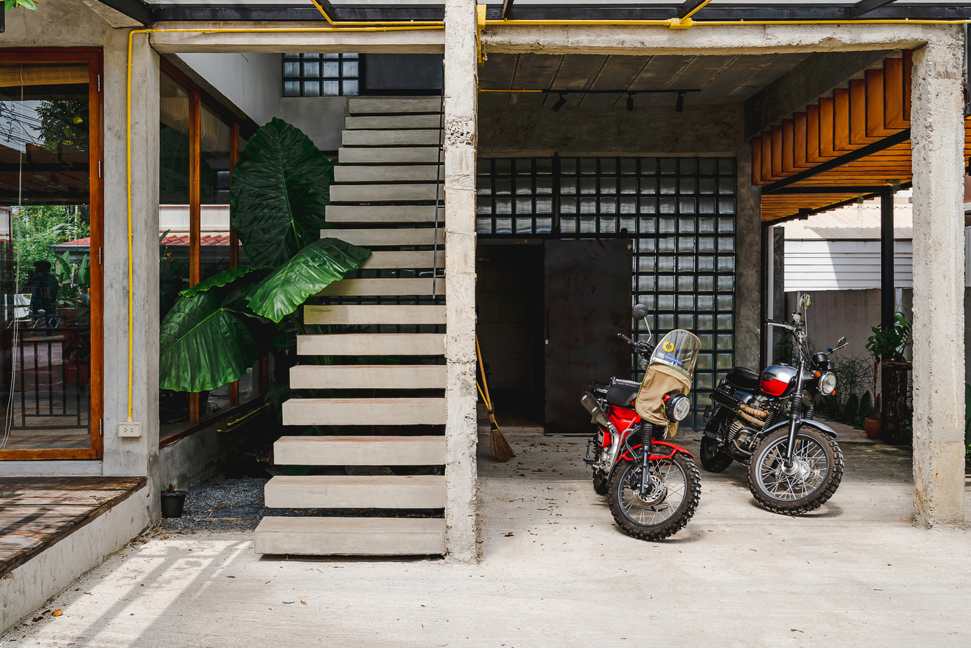 Sau khi tháo ván khuôn, cầu thang không hề được gia công thêm bất cứ chi tiết nào để bảo đảm vẻ đẹp mộc mạc và tự nhiên của nó.