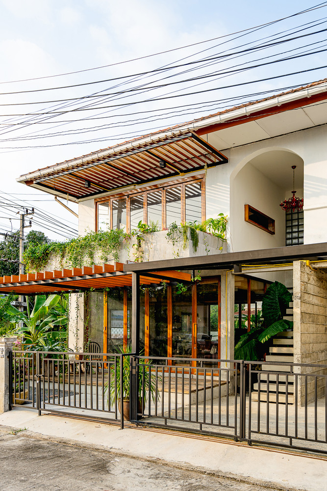 Các bức tường thô cứng được thay thế bằng những tấm kính cách nhiệt trong suốt, giúp không gian luôn tràn ngập ánh sáng tự nhiên.