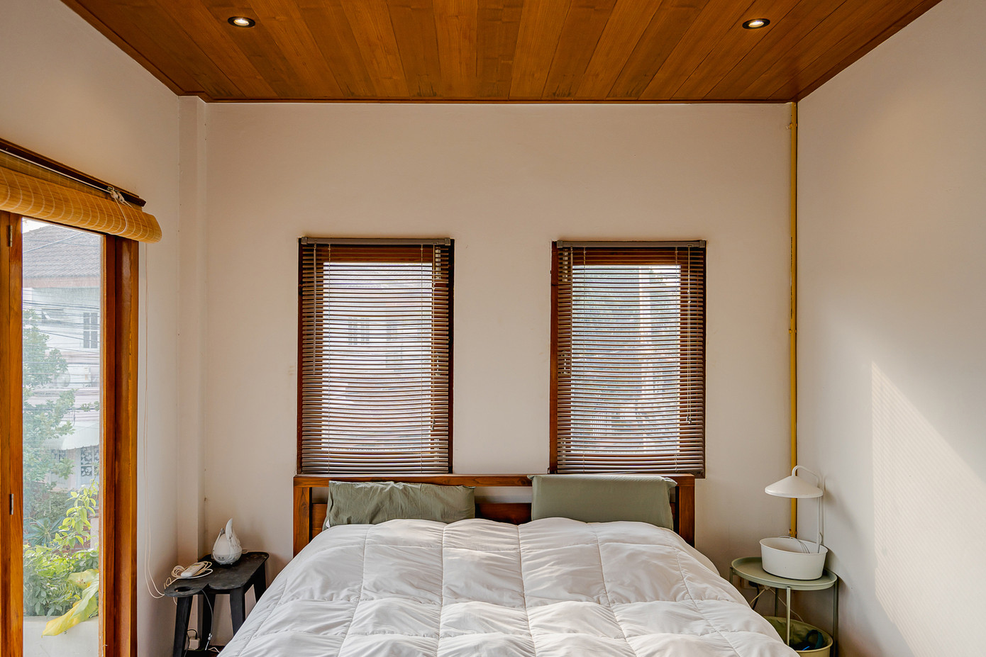 Sự kết hợp giữa vật liệu thô mộc và cây xanh khiến góc nào của ngôi nhà cũng trở nên thơ mộng và ấn tượng. Kiến trúc sư cho biết với cách cải tạo này, ngôi nhà trở nên tiện nghi, đẹp mắt mà còn tiết kiệm được chi phí khá đáng kể.