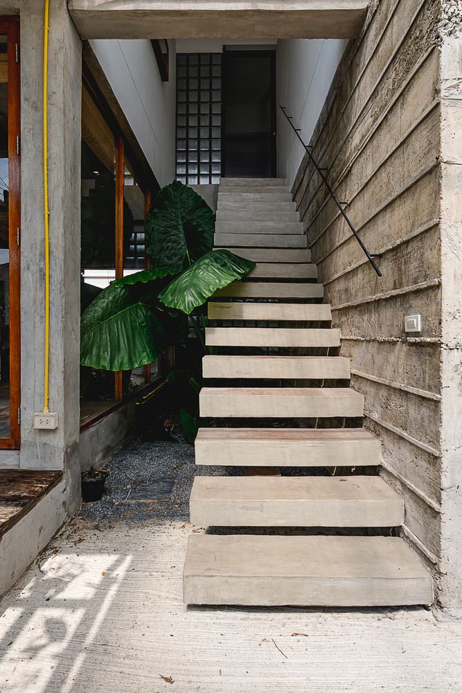 Cầu thang là điểm nhấn của ngôi nhà nên được đúc từ bê tông nguyên khối dựa vào tường.