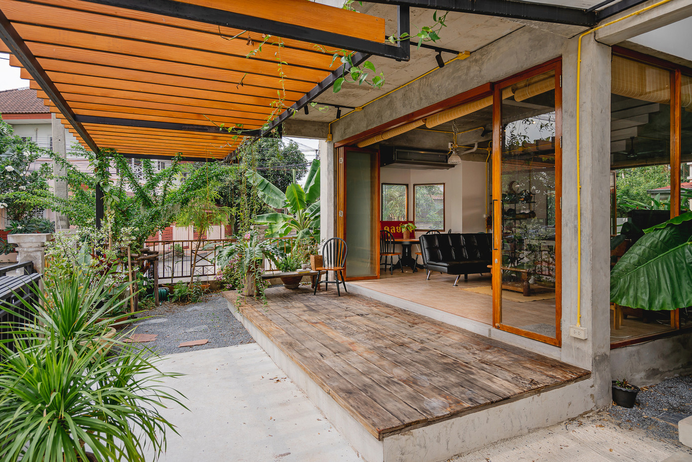 Sự kết hợp giữa vật liệu thô mộc và cây xanh khiến góc nào của ngôi nhà cũng trở nên thơ mộng và ấn tượng. Kiến trúc sư cho biết với cách cải tạo này, ngôi nhà trở nên tiện nghi, đẹp mắt mà còn tiết kiệm được chi phí khá đáng kể.