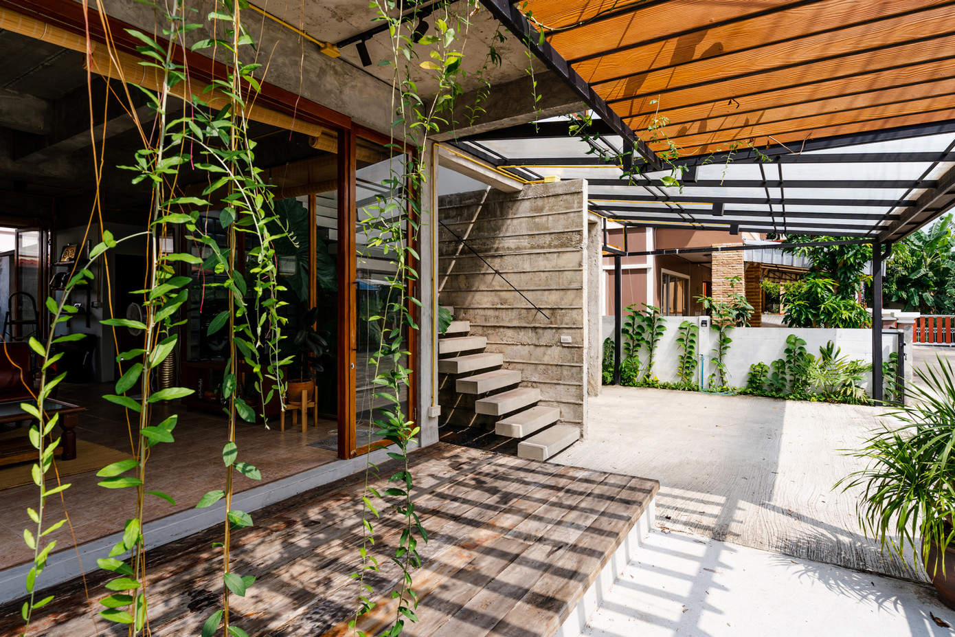 Sự kết hợp giữa vật liệu thô mộc và cây xanh khiến góc nào của ngôi nhà cũng trở nên thơ mộng và ấn tượng. Kiến trúc sư cho biết với cách cải tạo này, ngôi nhà trở nên tiện nghi, đẹp mắt mà còn tiết kiệm được chi phí khá đáng kể.