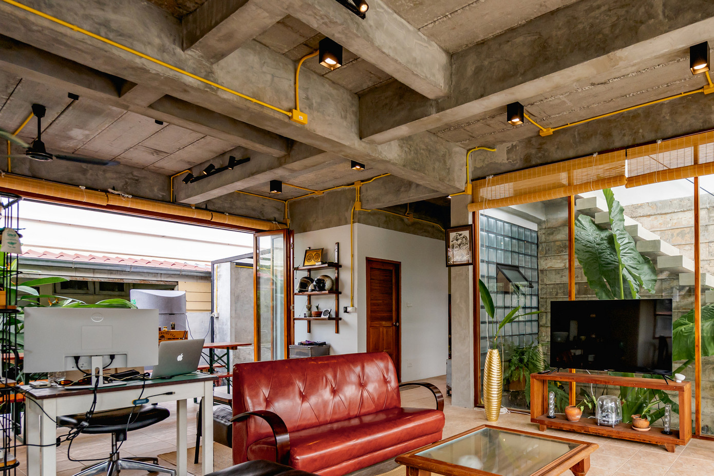 Trong quá trình xây dựng, kiến trúc sư lựa chọn vật liệu thô để rút ngắn thời gian thi công cũng như mang đến một ngôi nhà có vẻ đẹp thuần khiết từ vật liệu.