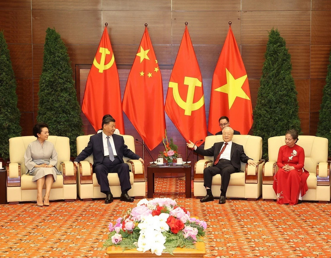 Chiều 13/12/2023, tại Trung tâm Hội nghị Quốc gia (Hà Nội), Tổng Bí thư Ban Chấp hành Trung ương Đảng Cộng sản Việt Nam Nguyễn Phú Trọng và Phu nhân chia tay Tổng Bí thư Ban Chấp hành Trung ương Đảng Cộng sản Trung Quốc, Chủ tịch nước Cộng hòa Nhân dân Trung Hoa Tập Cận Bình và Phu nhân kết thúc tốt đẹp chương trình thăm cấp Nhà nước đến Việt Nam. (Ảnh: Trí Dũng/TTXVN) Chiều 13/12/2023, tại Trung tâm Hội nghị Quốc gia (Hà Nội), Tổng Bí thư Ban Chấp hành Trung ương Đảng Cộng sản Việt Nam Nguyễn Phú Trọng và Phu nhân chia tay Tổng Bí thư Ban Chấp hành Trung ương Đảng Cộng sản Trung Quốc, Chủ tịch nước Cộng hòa Nhân dân Trung Hoa Tập Cận Bình và Phu nhân kết thúc tốt đẹp chương trình thăm cấp Nhà nước đến Việt Nam. (Ảnh: Trí Dũng/TTXVN)