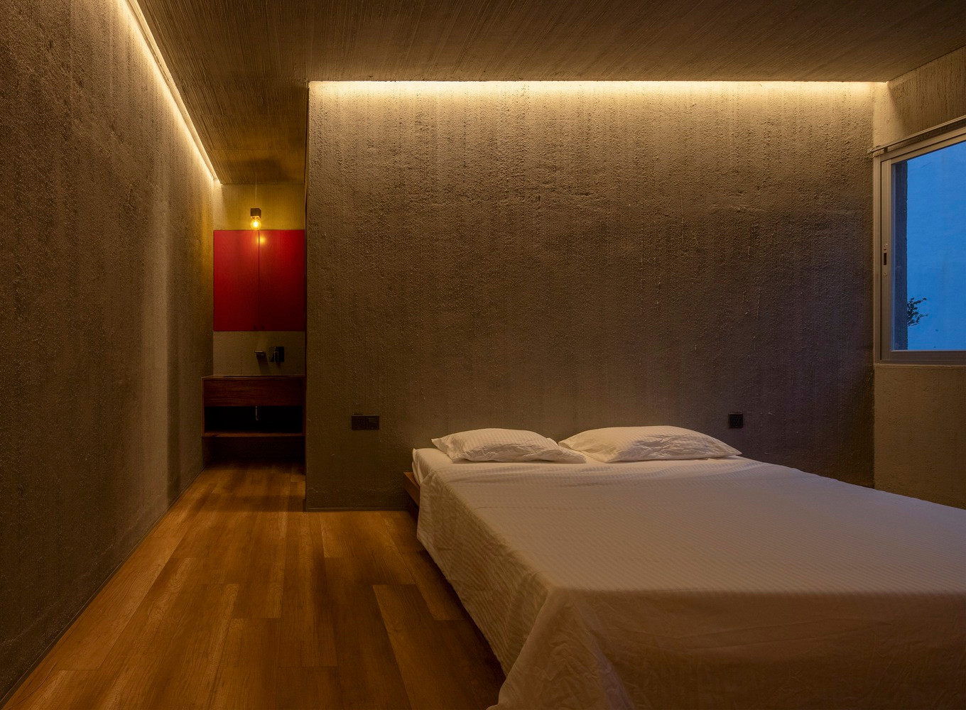 Phòng ngủ ở tầng 1 và tầng 2 được thiết kế tối giản để tập trung vào sự nghỉ ngơi cho người ở.