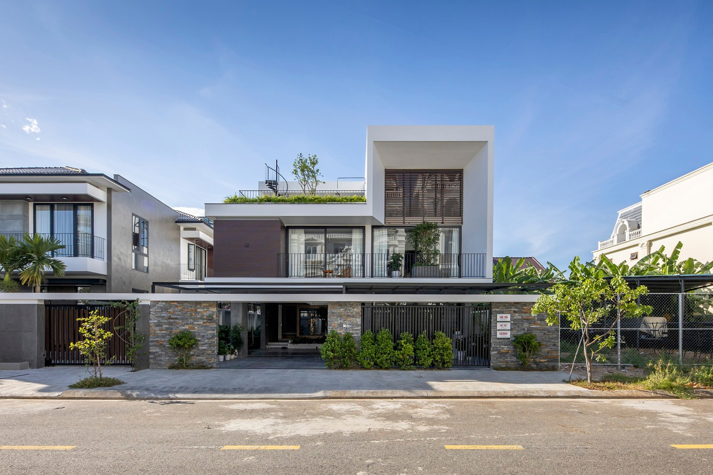 Ngôi nhà này có diện tích xây dựng 168m2, là văn phòng làm việc và nơi ở của một gia đình 4 người. Kiến trúc sư lựa chọn phong cách thiết kế hiện đại với nội thất tối giản để tạo nên một không gian vừa thoải mái làm việc, vừa giúp các thành viên trong gia đình nghỉ ngơi, thư giãn.