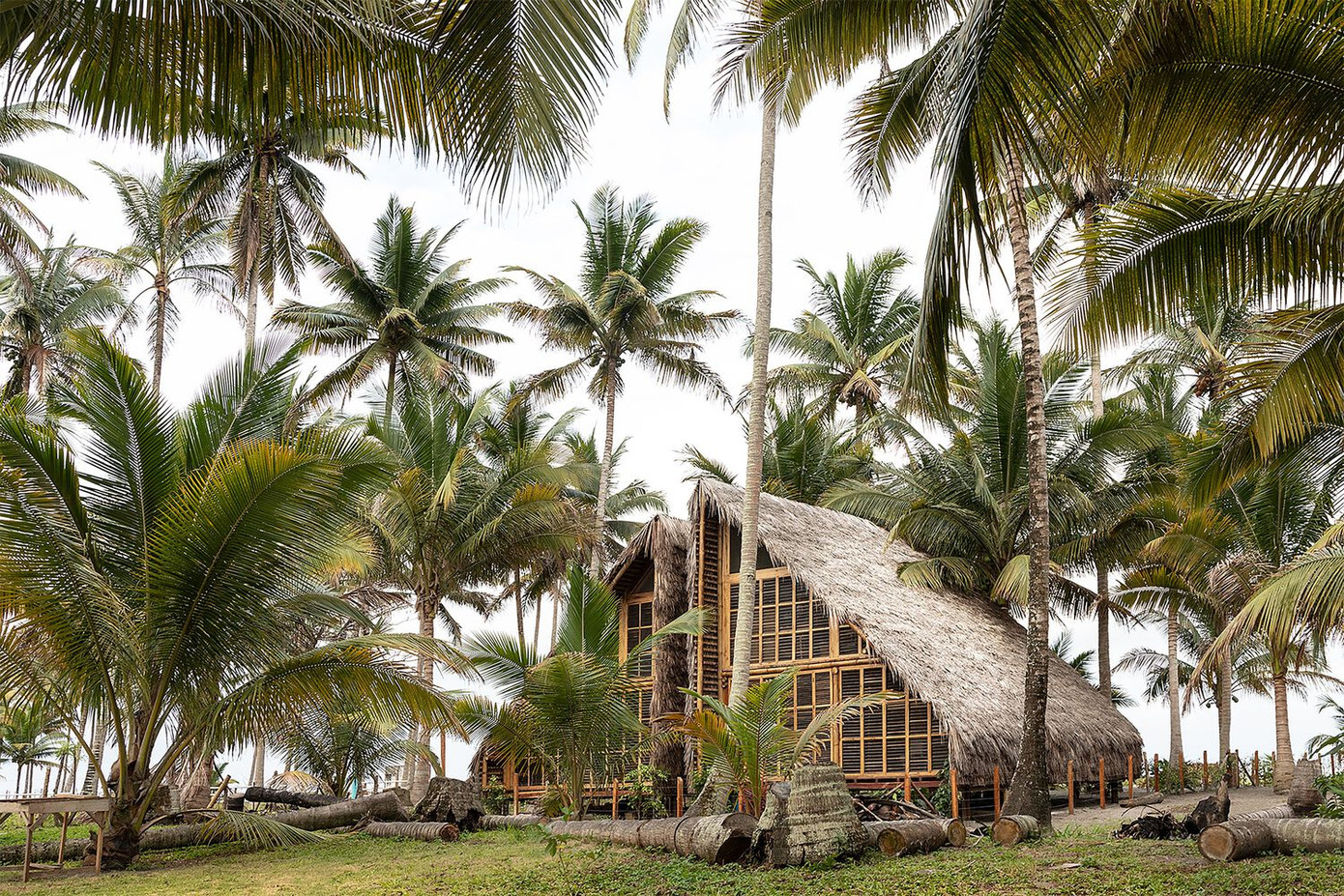 Vật liệu chủ yếu sử dụng trong ngôi nhà là tre, gỗ, rơm và rạ vừa đáp ứng với khả năng chi trả của gia đình vừa là vật liệu bền vững với môi trường tự nhiên. Vật liệu chủ yếu sử dụng trong ngôi nhà là tre, gỗ, rơm và rạ vừa đáp ứng với khả năng chi trả của gia đình vừa là vật liệu bền vững với môi trường tự nhiên.