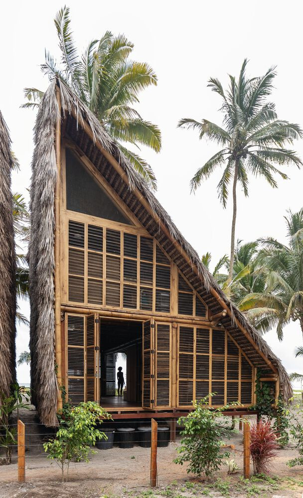 Thay vì sử dụng kính thì kiến trúc sư đề xuất gia đình dùng màn chống muỗi vừa giúp cản gió vào ban đêm vừa giữ cho không khí trong lành. Thay vì sử dụng kính thì kiến trúc sư đề xuất gia đình dùng màn chống muỗi vừa giúp cản gió vào ban đêm vừa giữ cho không khí trong lành.