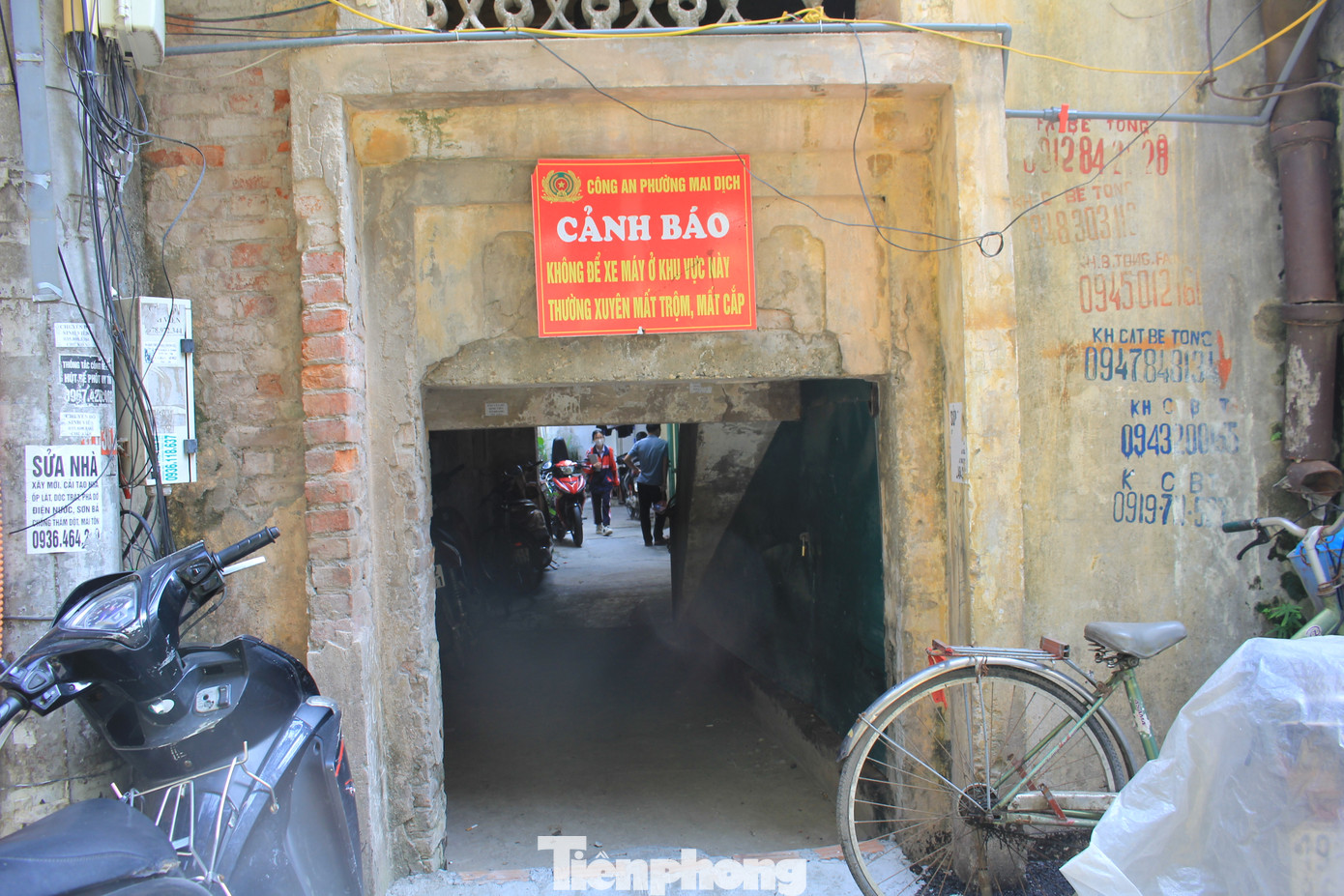 Nhiều khu vực trong khu nhà tiềm ẩn nguy cơ cháy nổ cao. Cư dân sinh sống tại đây cho biết, theo thời gian, các vết nứt của khu nhà xuất hiện ngày càng nhiều.