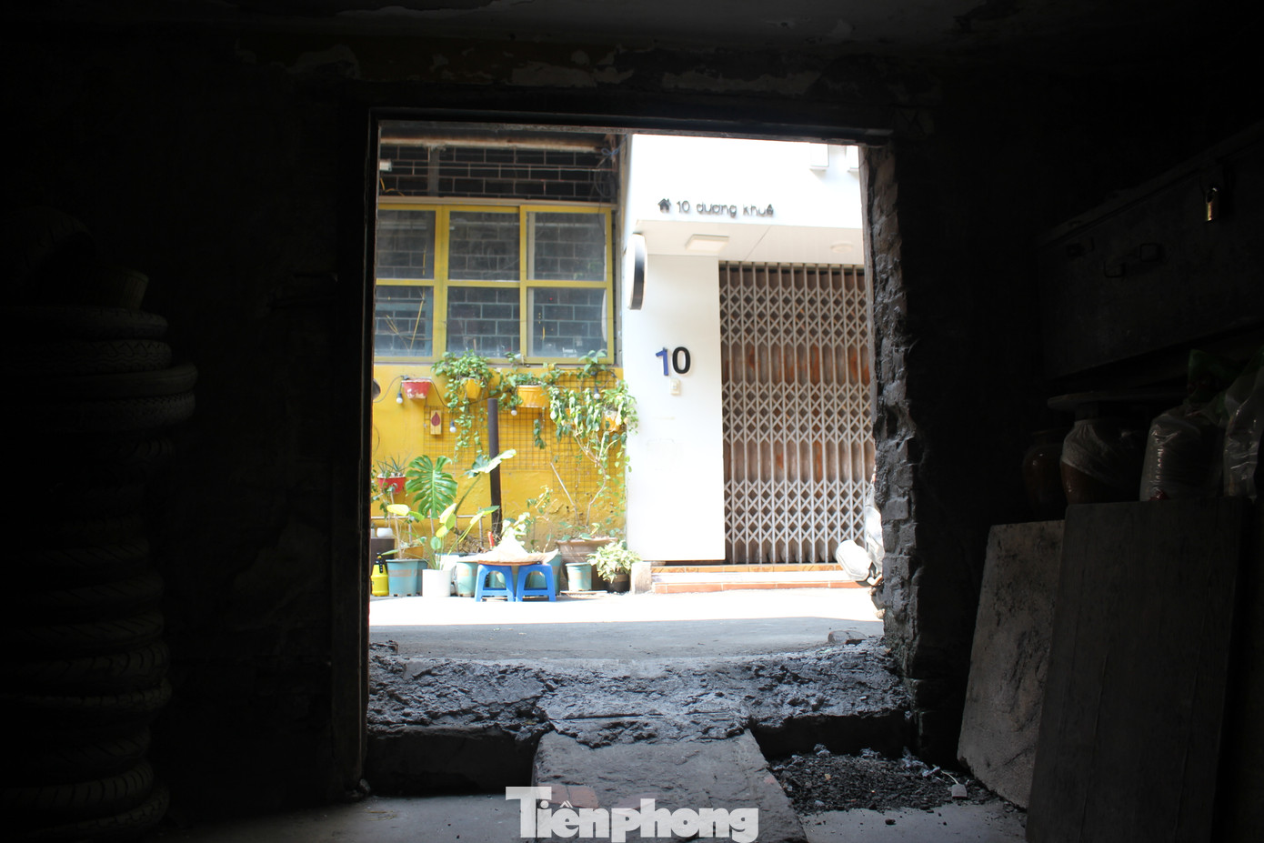 Trao đổi với Tiền Phong, ông Nguyễn Tuấn Anh, Phó Chủ tịch UBND phường Mai Dịch cho biết, dãy nhà tập thể E1 đã xây dựng từ rất lâu, hiện vẫn thuộc sự quản lý của trường Đại học Thương Mại và chưa bàn giao cho quận và phường quản lý.