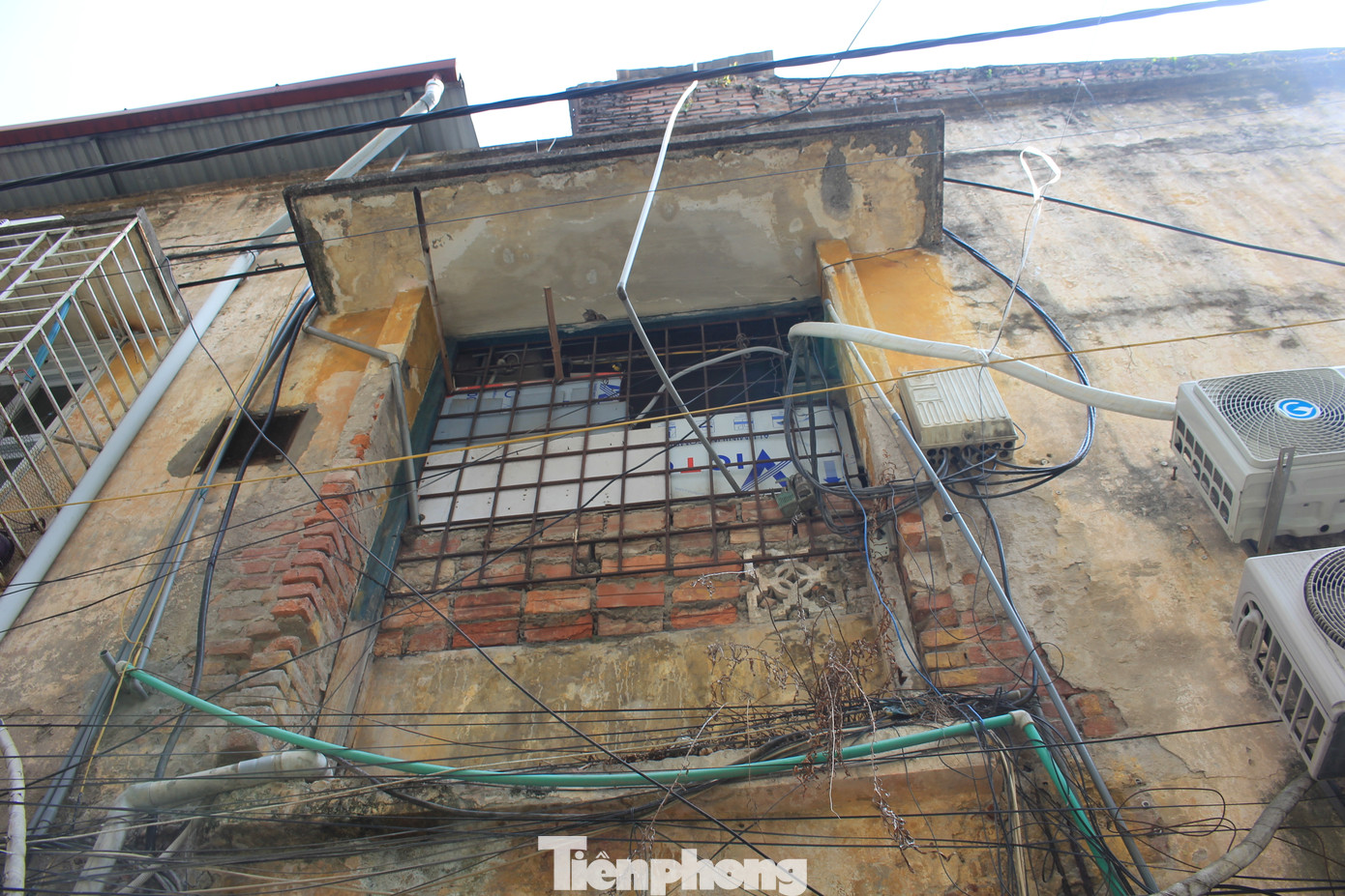 Nhiều khu vực trong khu nhà tiềm ẩn nguy cơ cháy nổ cao. Cư dân sinh sống tại đây cho biết, theo thời gian, các vết nứt của khu nhà xuất hiện ngày càng nhiều.