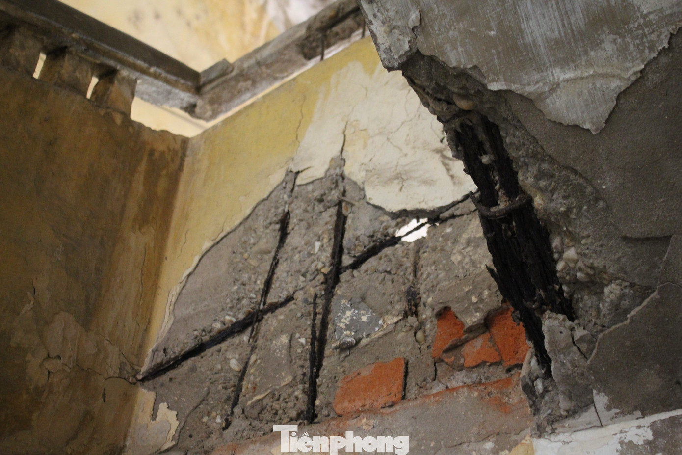 Nhiều người sinh sống trong khu nhà cho biết, chỉ bằng mắt thường cũng có thể nhận thấy phần cốt thép của hai cầu thang trong khu nhà và tường đã hoen gỉ nặng. Thậm chí, chỉ cần tác động nhẹ phần sắt này đã tự động rơi ra.