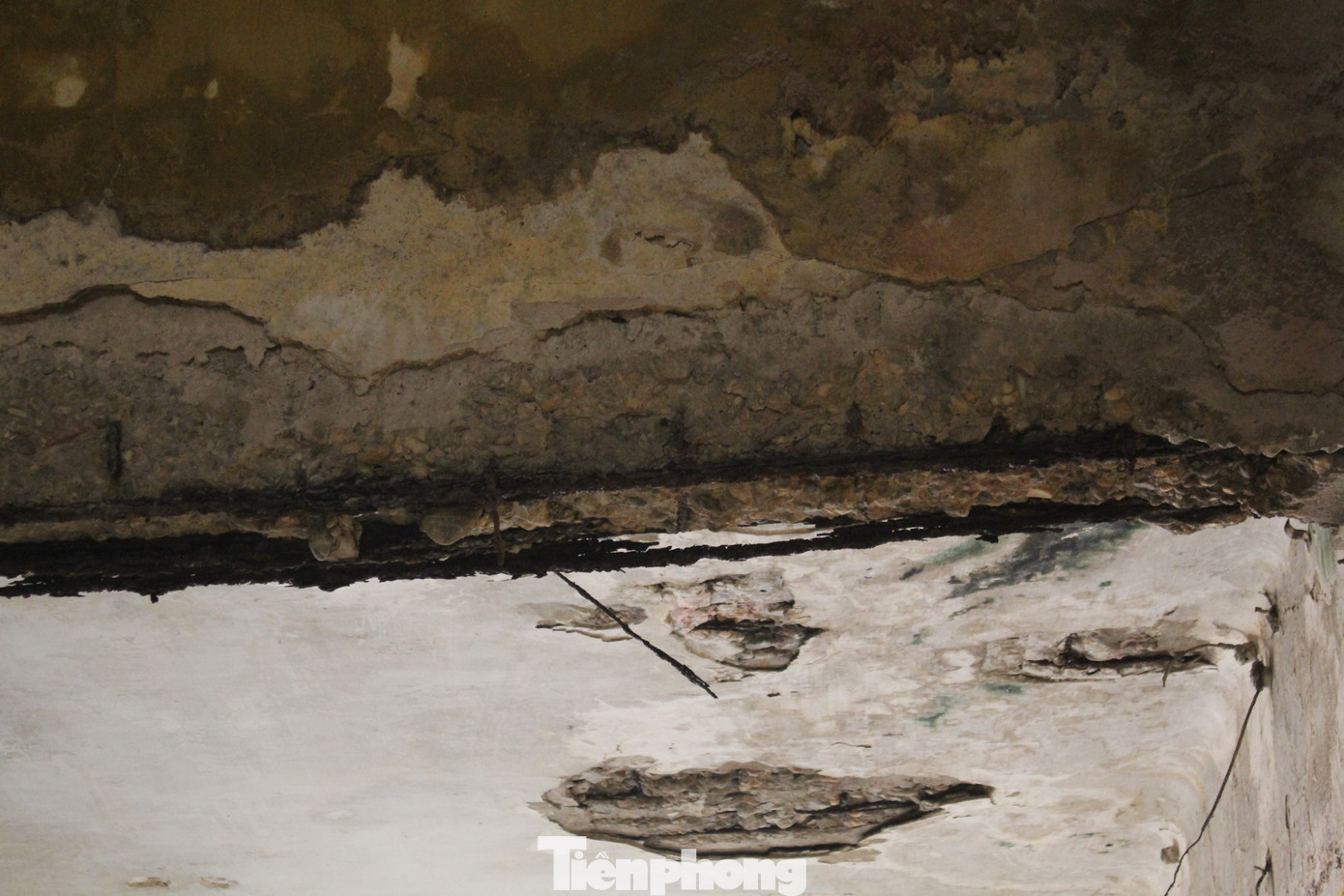 Trong khi đó, chia sẻ với Tiền Phong, đại diện trường Đại học Thương Mại cho biết, bản chất của khu tập thể E1 vốn dĩ là nhà ăn của trường. Sau đó, nhà trường cho các cán bộ, giáo viên mượn để làm nhà ở tạm thời. Do đó, các phòng được cải tạo thành căn hộ. Đến hiện tại, chỉ còn một số ít người được trường đại học Thương Mại cho mượn chỗ ở còn sinh sống trong khu tập thể, còn lại chủ yếu cho thuê lại các căn hộ. Cũng theo đại diện trường Đại học Thương Mại, hiện tại trường chưa có kế hoạch cải tạo lại khu nhà do gặp phải một số khó khăn chủ quan và khách quan. Đồng thời, sau nhiều thập kỷ, việc “đòi” lại khu nhà để cải tạo gặp phải rất nhiều thách thức...